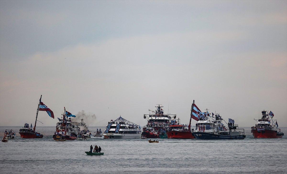 Trabzonspor taraftarı kutlamalara denizden başladı