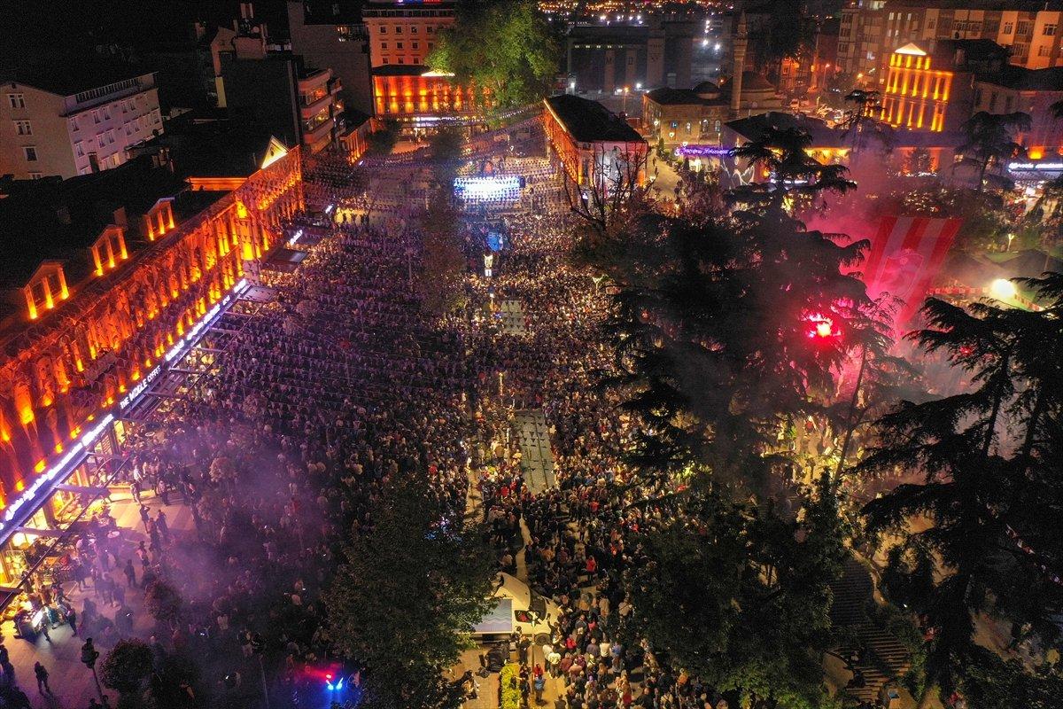 Trabzonspor şampiyonluk kupasını kaldırdı