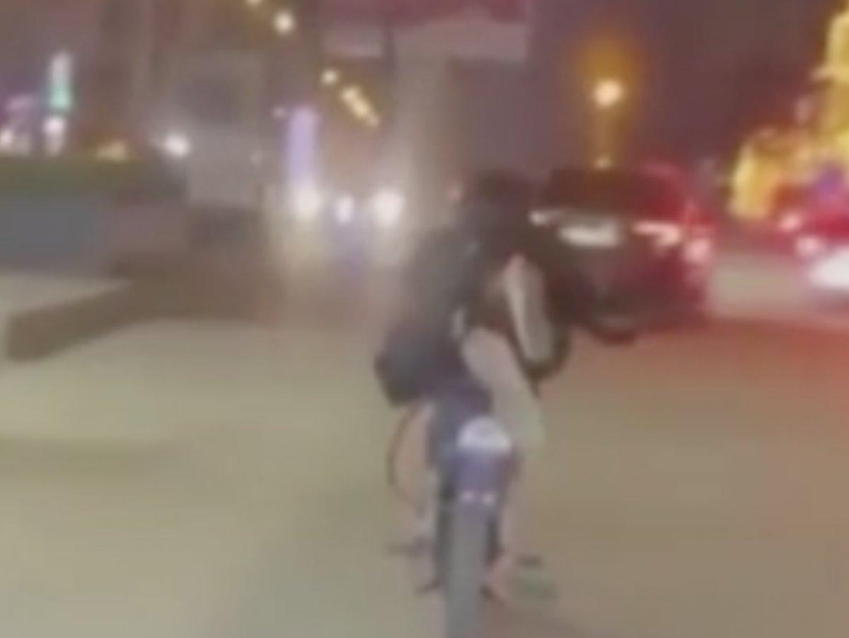 Van'da motosikletle tehlikeli yolculuk kamerada