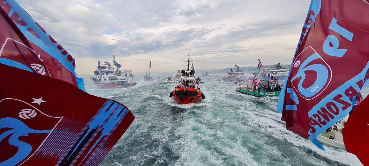 Trabzonspor taraftarı kutlamalara denizden başladı