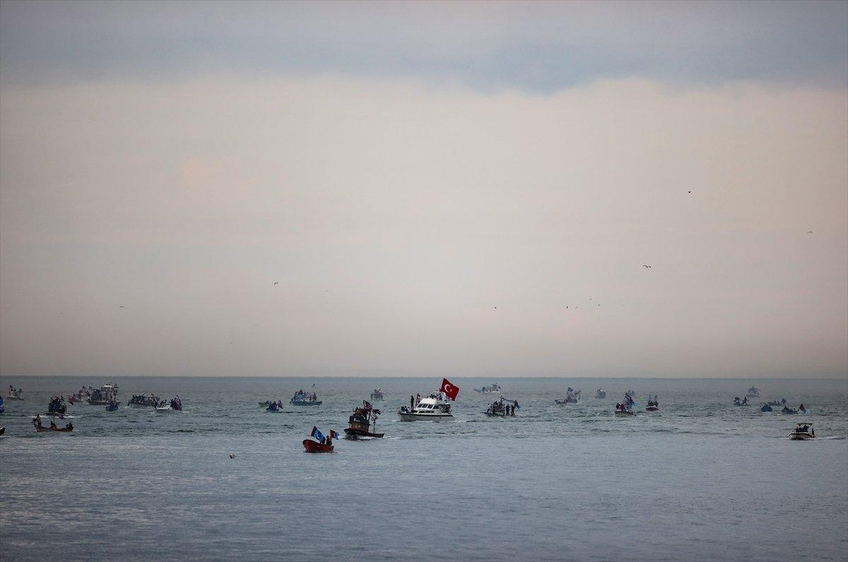 Trabzonspor taraftarı kutlamalara denizden başladı