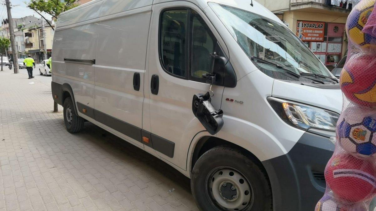 Bursa’da, minibüsün çocuğa çarptığı anlar kamerada