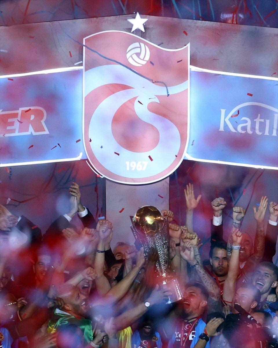 Trabzonspor şampiyonluk kupasını kaldırdı