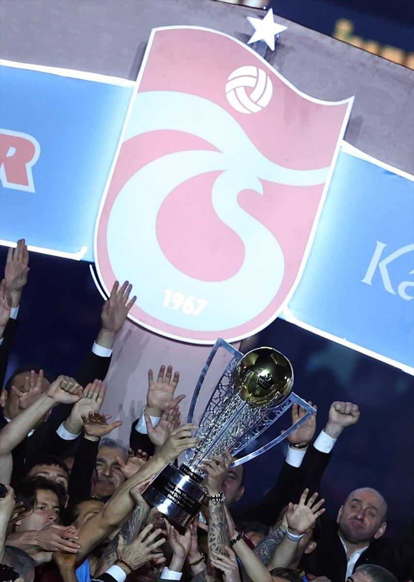 Trabzonspor şampiyonluk kupasını kaldırdı