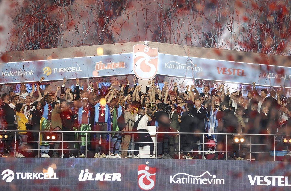 Trabzonspor şampiyonluk kupasını kaldırdı