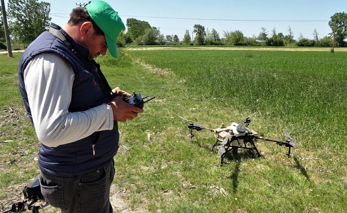 Bursa'da tarlasını ilaçlatmak isteyen 'dron' sırasına giriyor