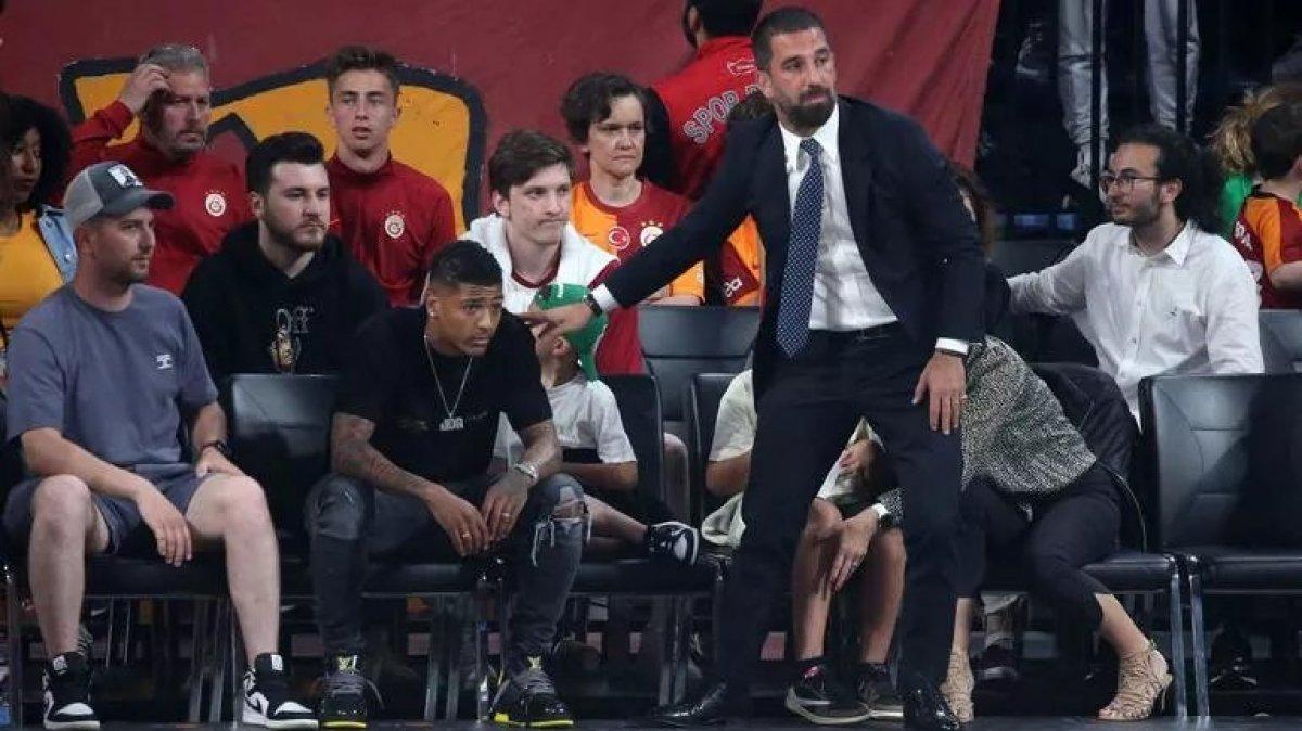 Basketbol maçında Aanholt’a tribünlerden yabancı madde atıldı