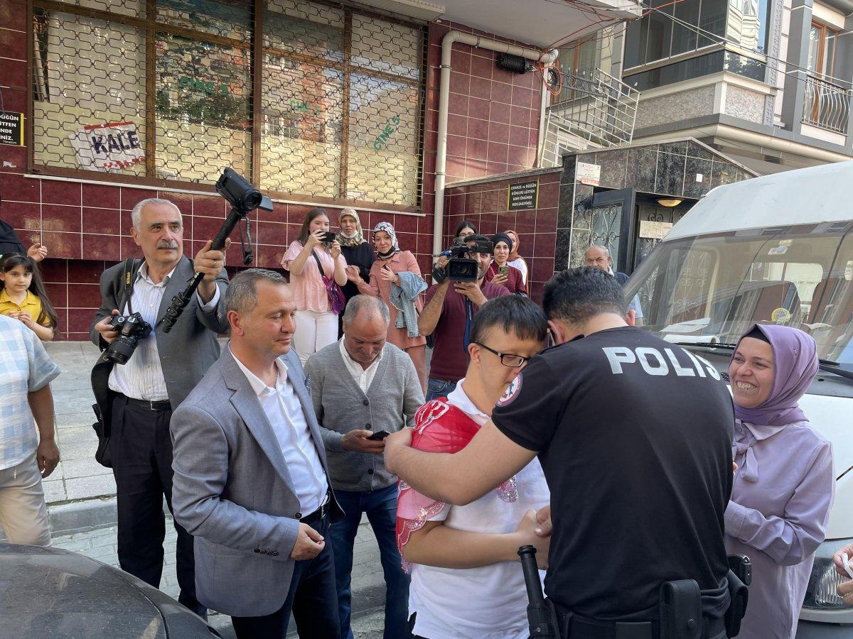 İstanbul'da Down Sendromlu gencin temsili asker eğlencesi