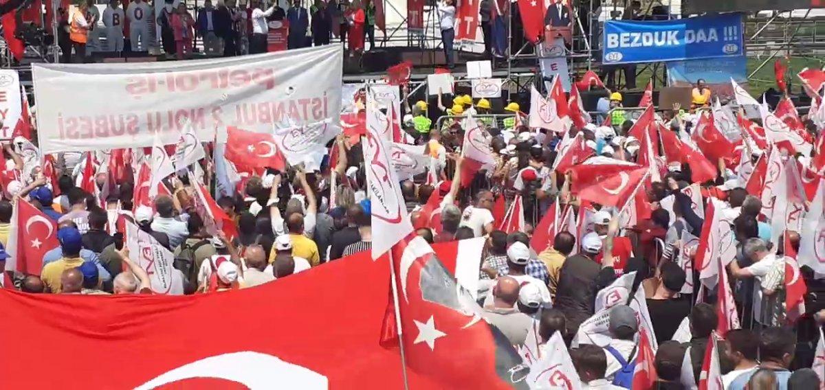 Emeklikte yaşa takılan vatandaşlar Maltepe'de miting düzenledi