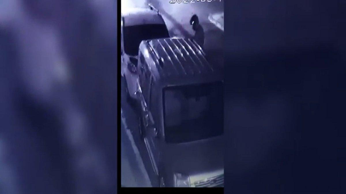 Sancaktepe’de husumetlisinin aracını kundakladı