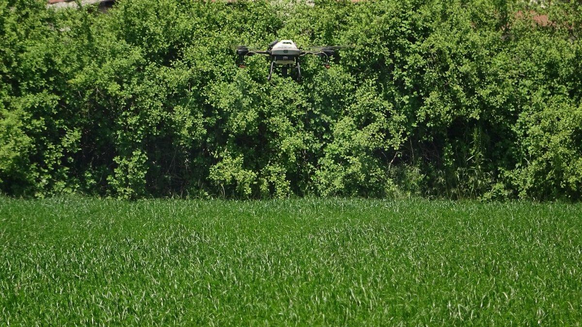 Bursa'da tarlasını ilaçlatmak isteyen 'dron' sırasına giriyor