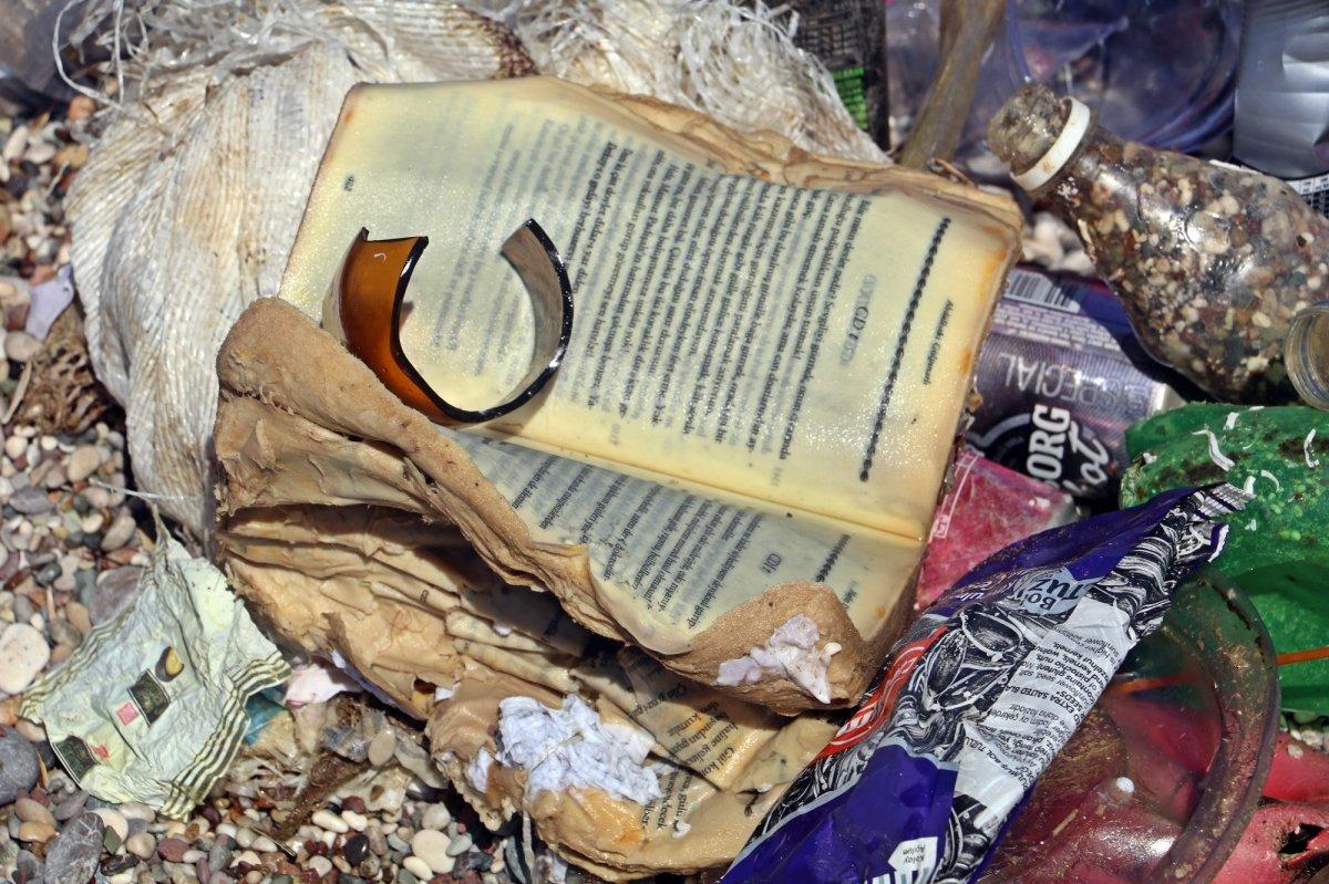 Konyaaltı'nda denizden toplanan çöpler