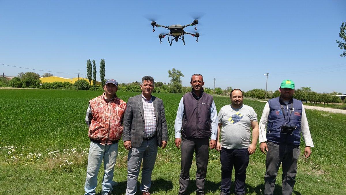 Bursa'da tarlasını ilaçlatmak isteyen 'dron' sırasına giriyor