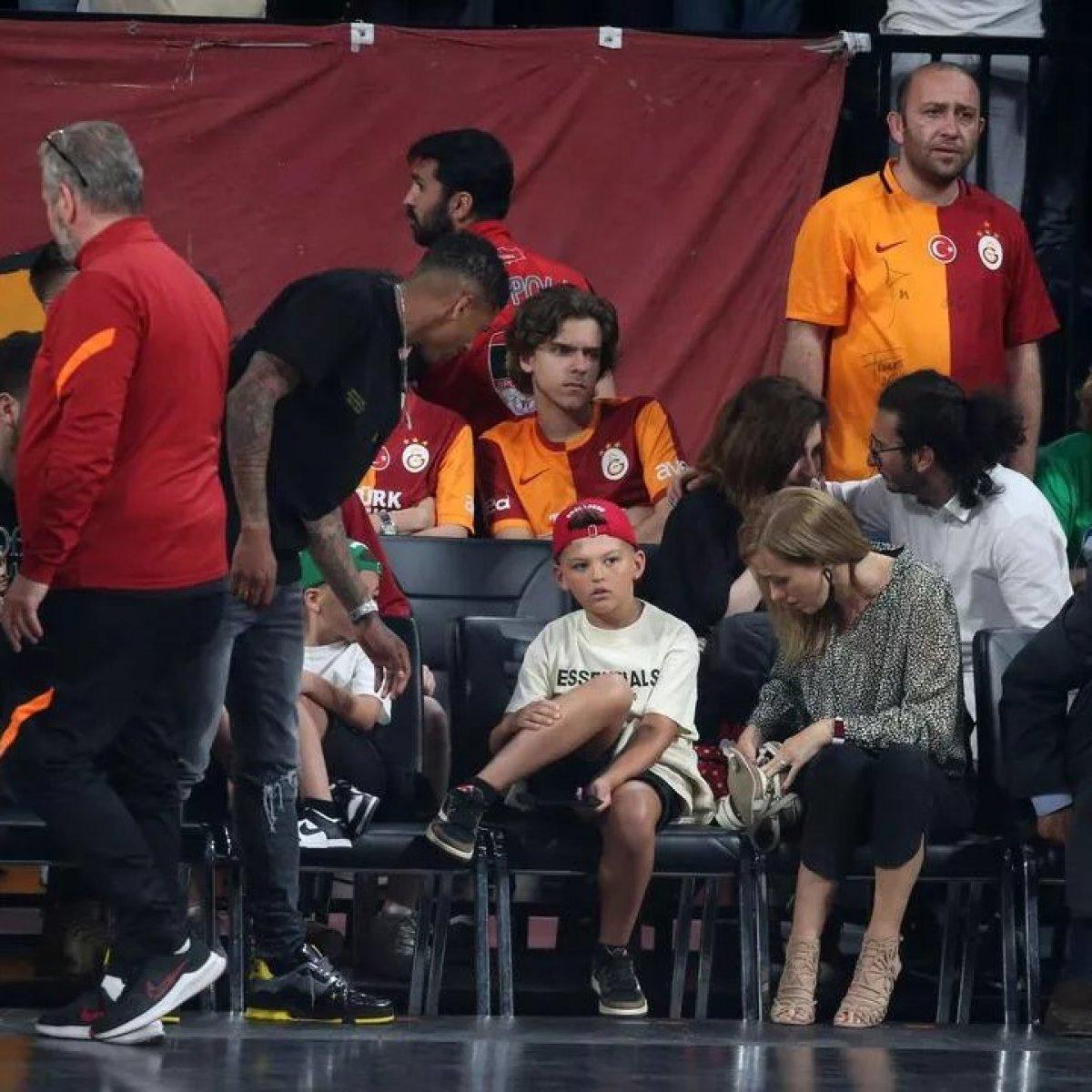 Basketbol maçında Aanholt’a tribünlerden yabancı madde atıldı