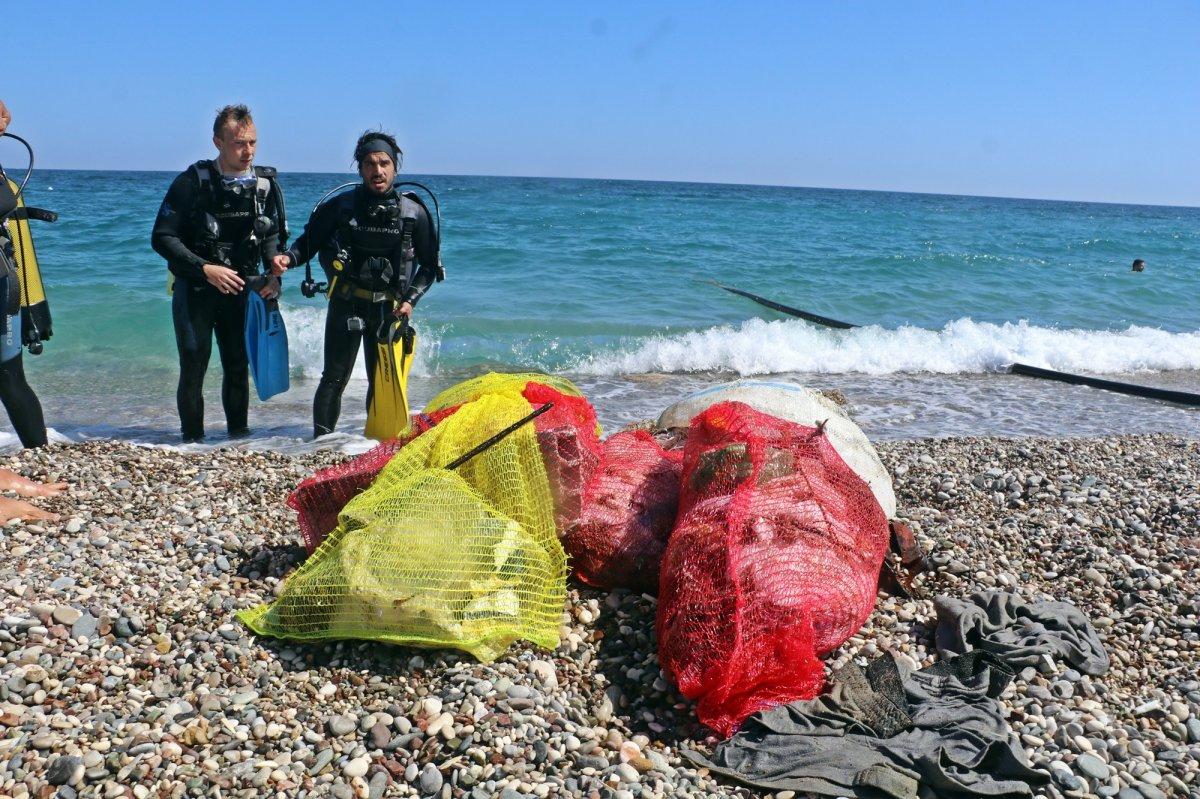Konyaaltı'nda denizden toplanan çöpler