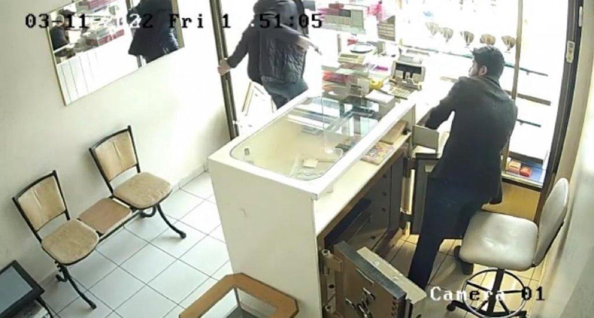 Diyarbakır'da kuyumcudan bilezik çalan hırsız yakalandı