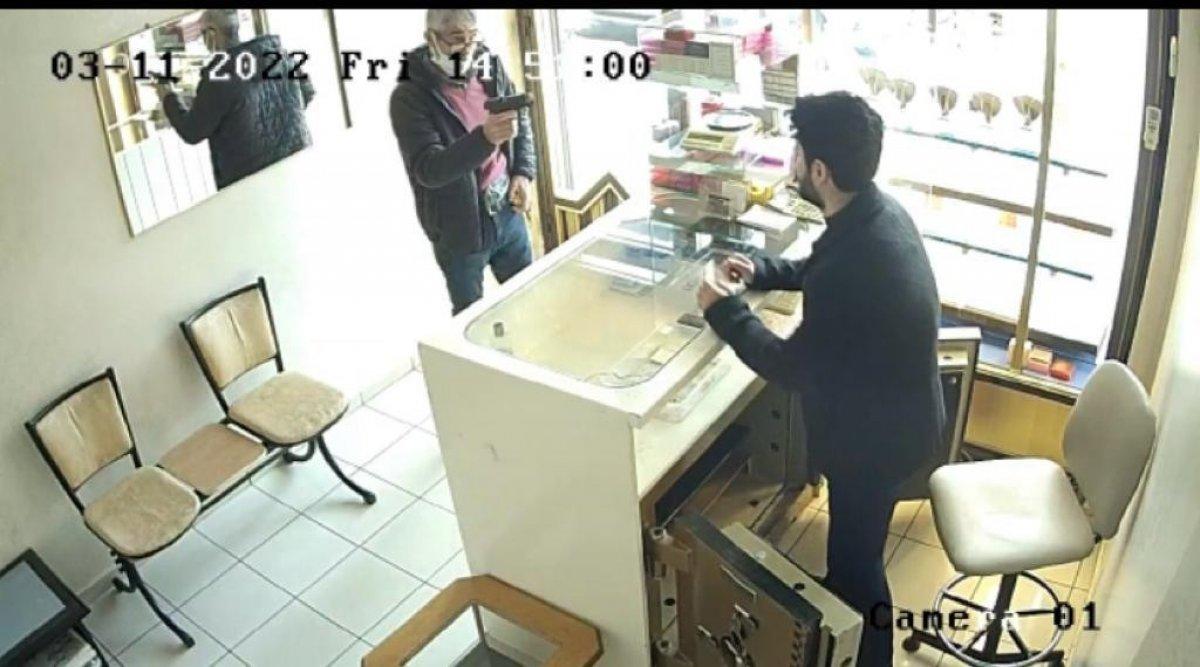 Diyarbakır'da kuyumcudan bilezik çalan hırsız yakalandı