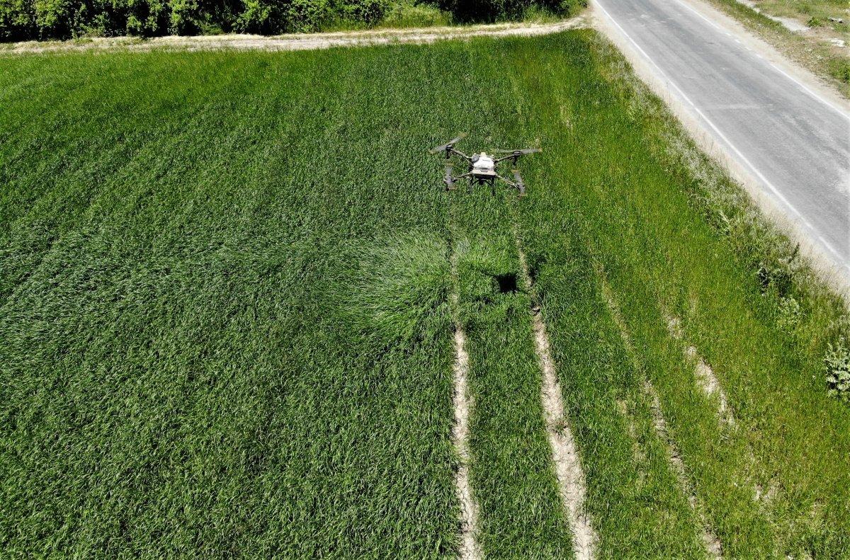 Bursa'da tarlasını ilaçlatmak isteyen 'dron' sırasına giriyor
