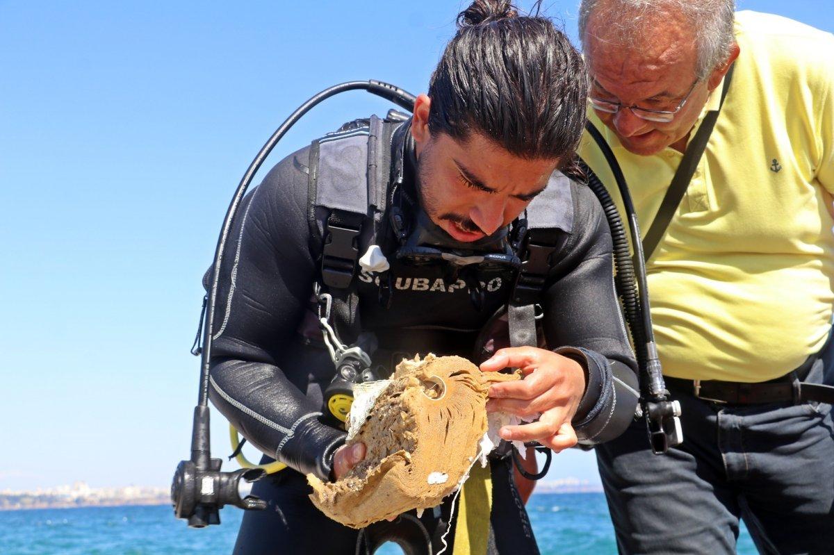 Konyaaltı'nda denizden toplanan çöpler