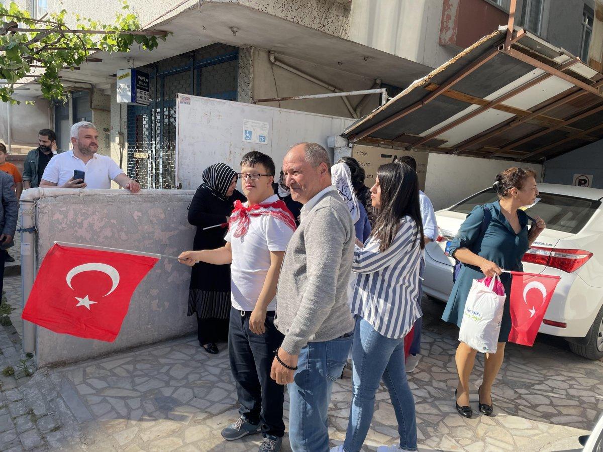 İstanbul'da Down Sendromlu gencin temsili asker eğlencesi