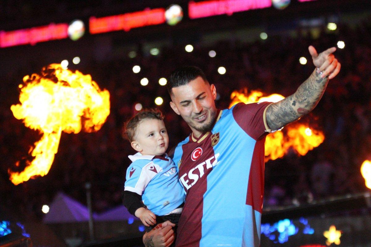 Uğurcan Çakır şampiyonluk kupasıyla uyudu