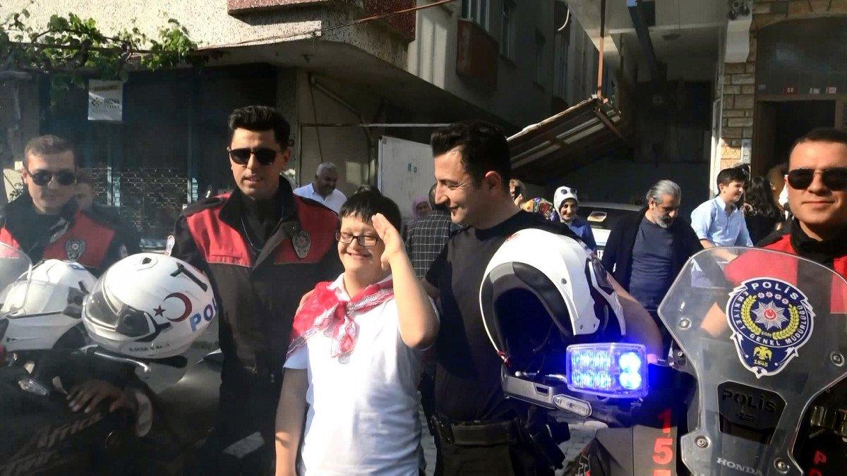 İstanbul'da Down Sendromlu gencin temsili asker eğlencesi