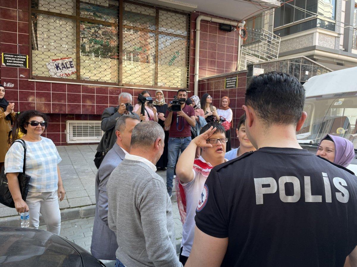 İstanbul'da Down Sendromlu gencin temsili asker eğlencesi