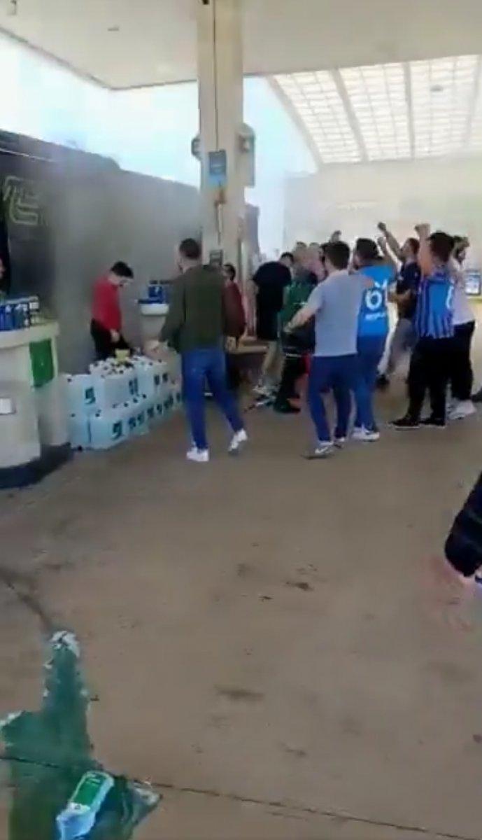 Fenerbahçeli ve Trabzonsporlu taraftarlar birbirlerine saldırdı