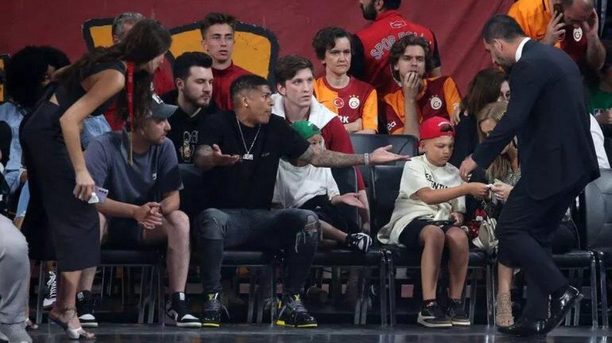 Basketbol maçında Aanholt’a tribünlerden yabancı madde atıldı