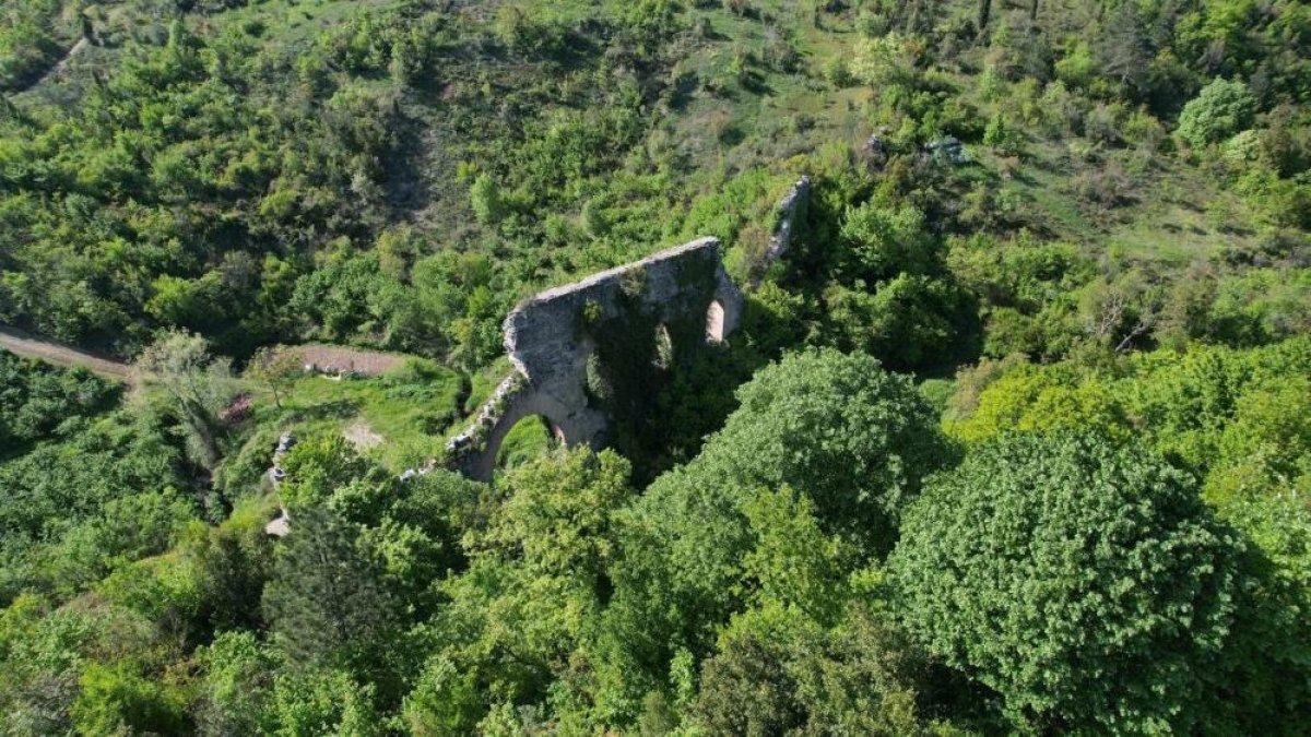 Kocaeli'de tarihi su kemeri orman içerisinde kaldı