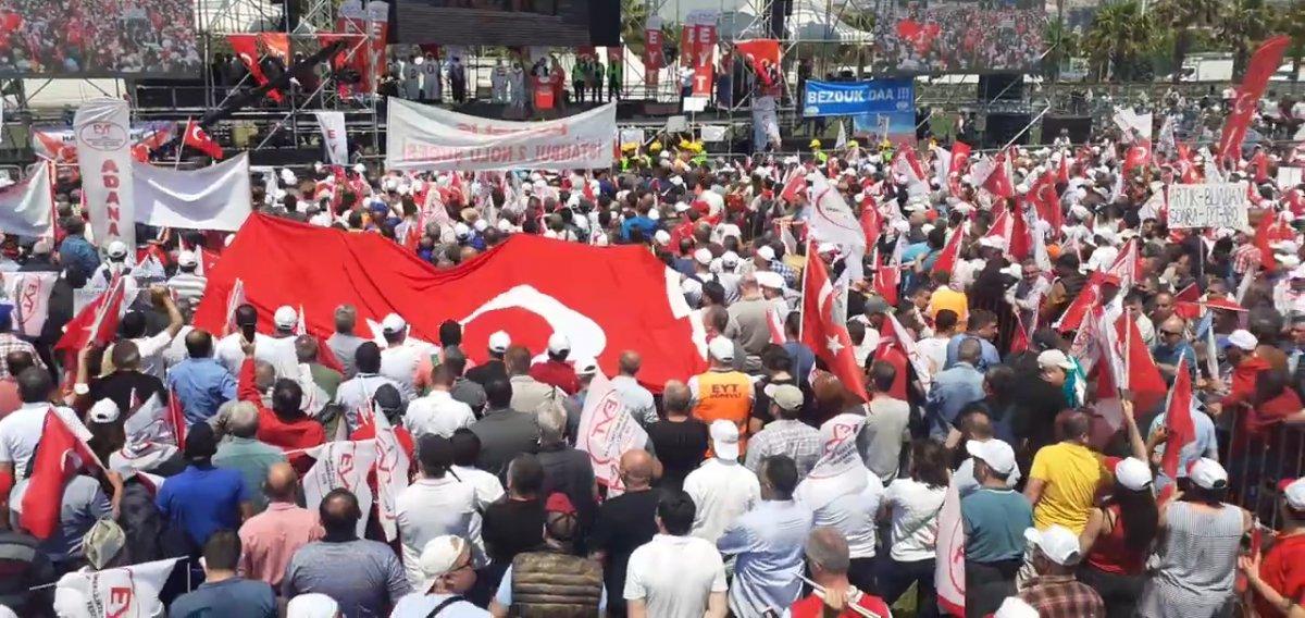 Emeklikte yaşa takılan vatandaşlar Maltepe'de miting düzenledi
