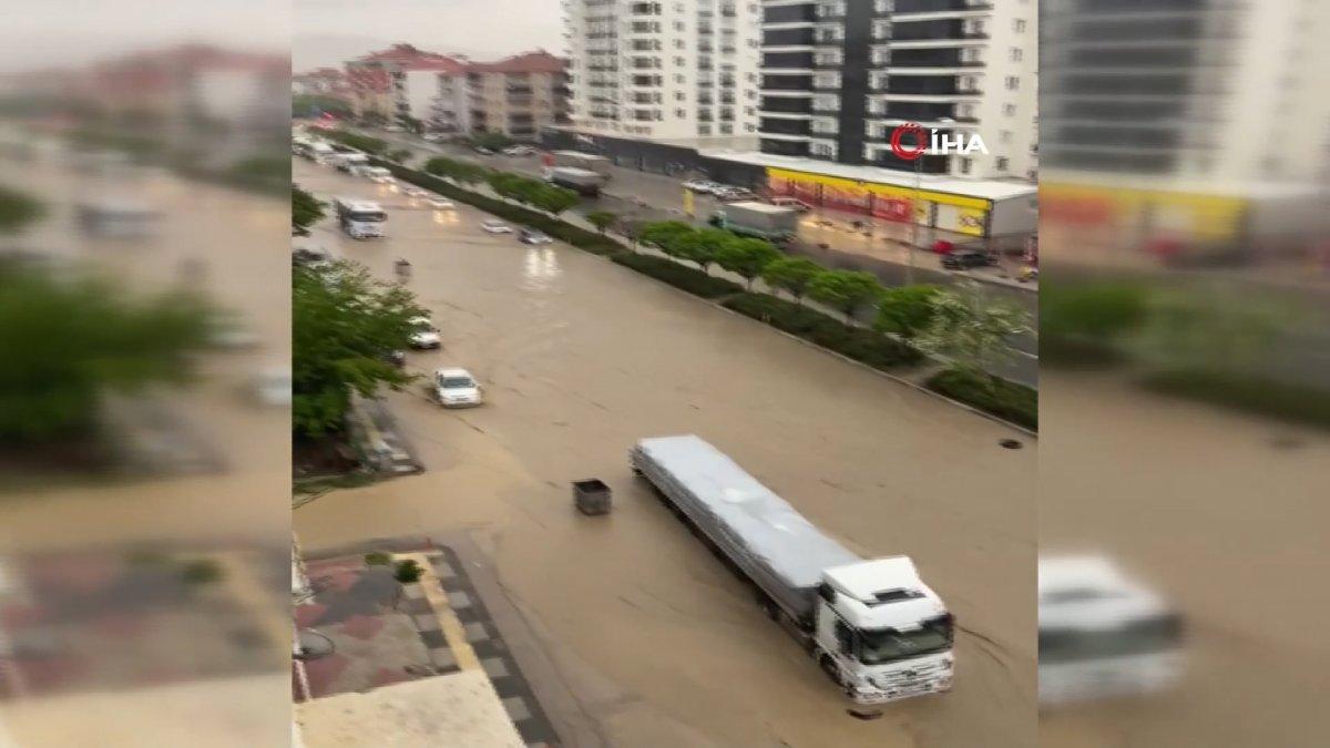 Ankara’da sağanak yağış yolları göle çevirdi