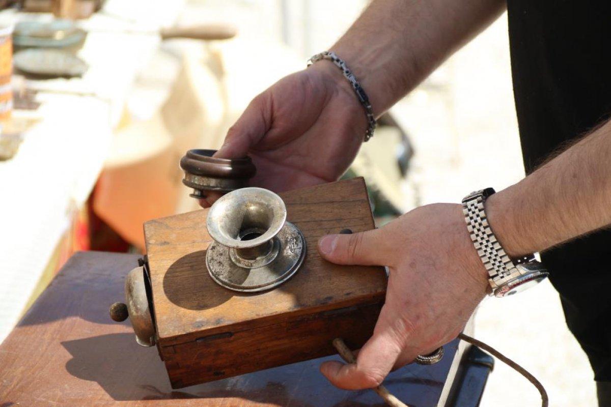 Antikacıda bulunan 120 yıllık Amerika yapımlı telefon görücüye çıktı