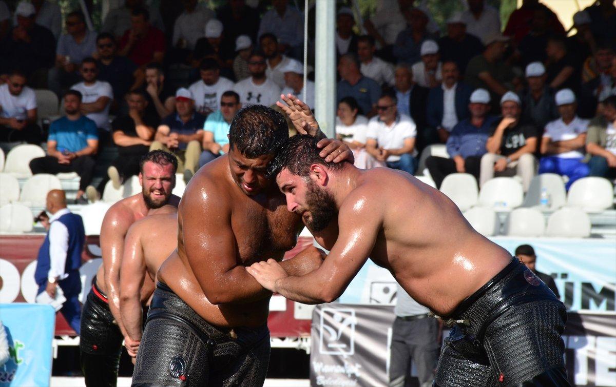 Manavgat yağlı güreşlerinde Cengizhan Şimşek başpehlivan oldu
