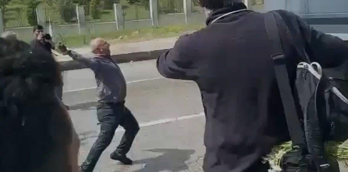 Polisi taşlayan HDP'li vekil Alican Önlü hakkında suç duyurusu