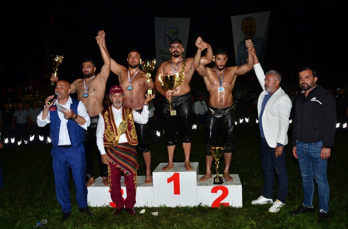 Manavgat yağlı güreşlerinde Cengizhan Şimşek başpehlivan oldu