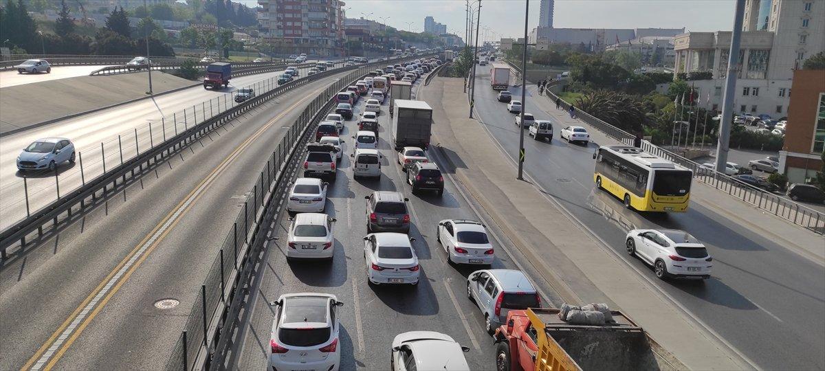 İstanbullular güne trafikle başladı