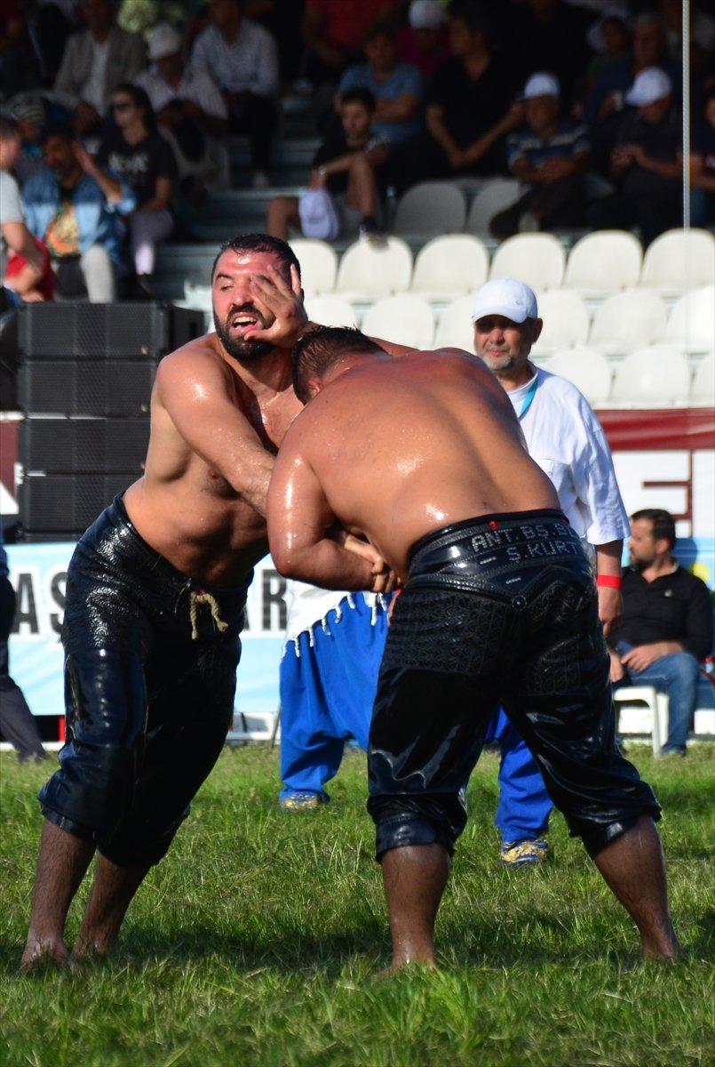 Manavgat yağlı güreşlerinde Cengizhan Şimşek başpehlivan oldu