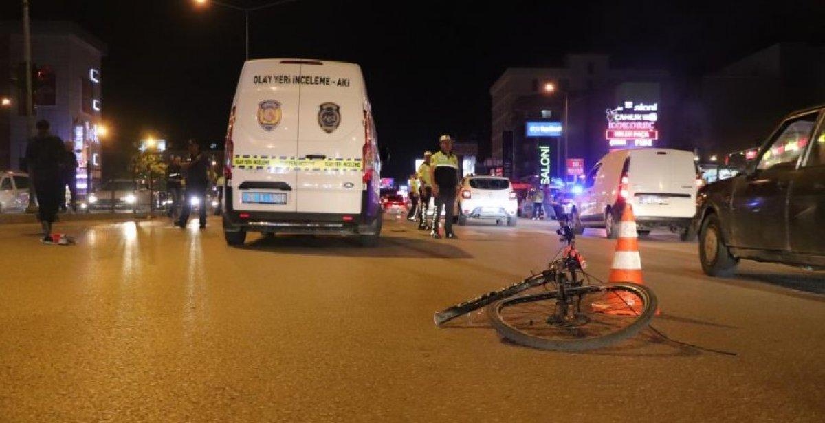 Denizli'de karşıdan karşıya geçen bisikletli çocuğa otomobil çarptı