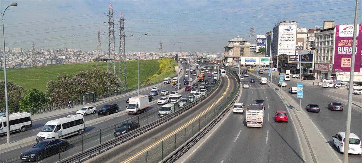 İstanbullular güne trafikle başladı