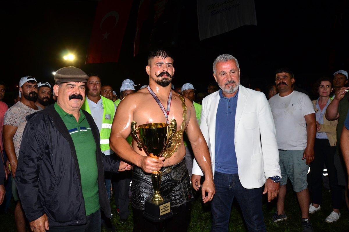 Manavgat yağlı güreşlerinde Cengizhan Şimşek başpehlivan oldu