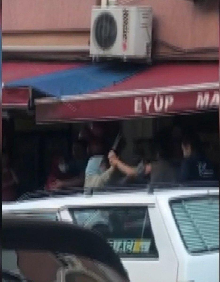 Güngören’de, oğlunu ekmek bıçağı ile kovalayan baba kamerada