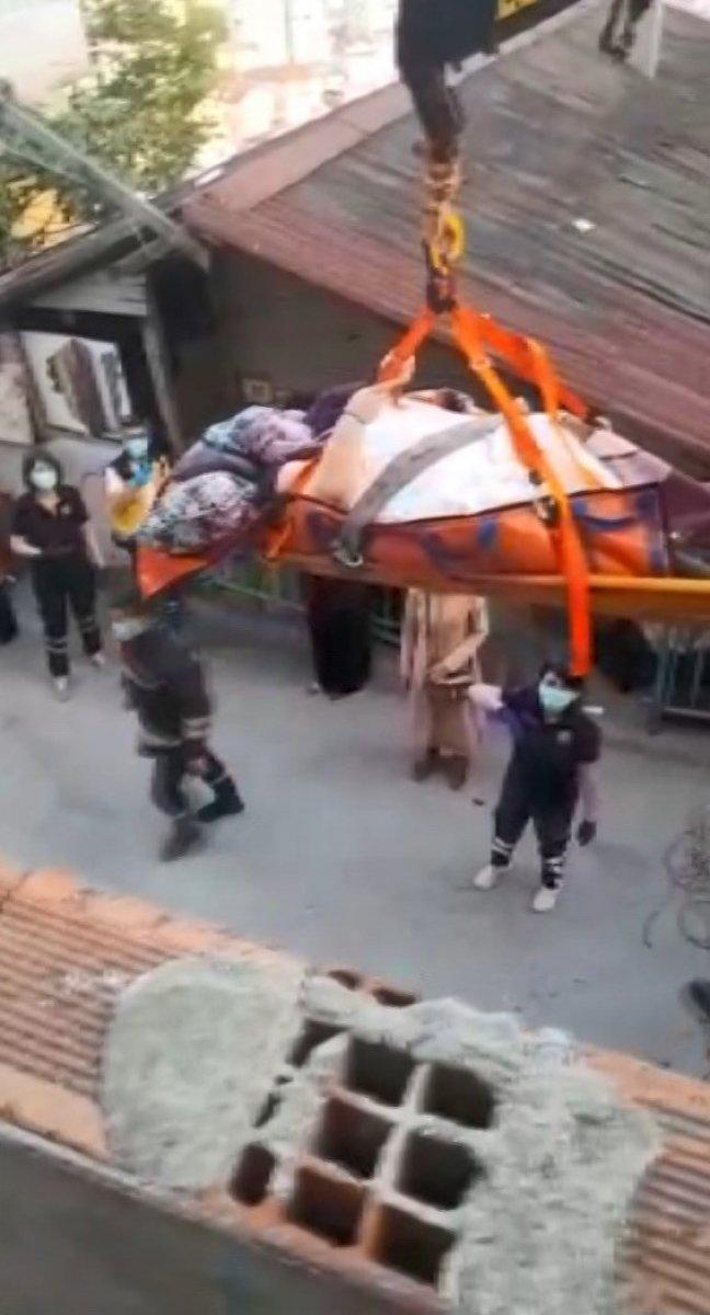 Kocaeli'de hastaneye vinçle götürülen kadın yardım bekliyor