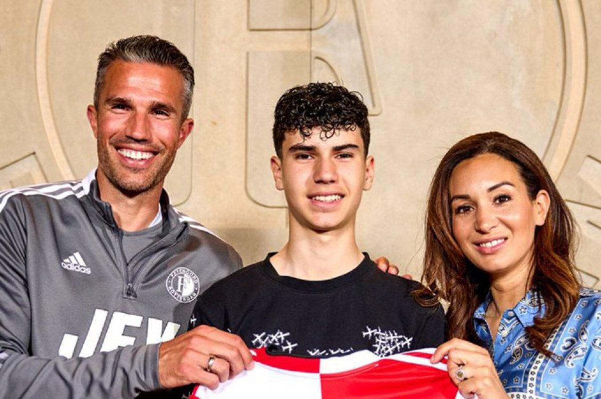 Robin van Persie'nin oğlu Shaqueel profesyonel sözleşme imzaladı