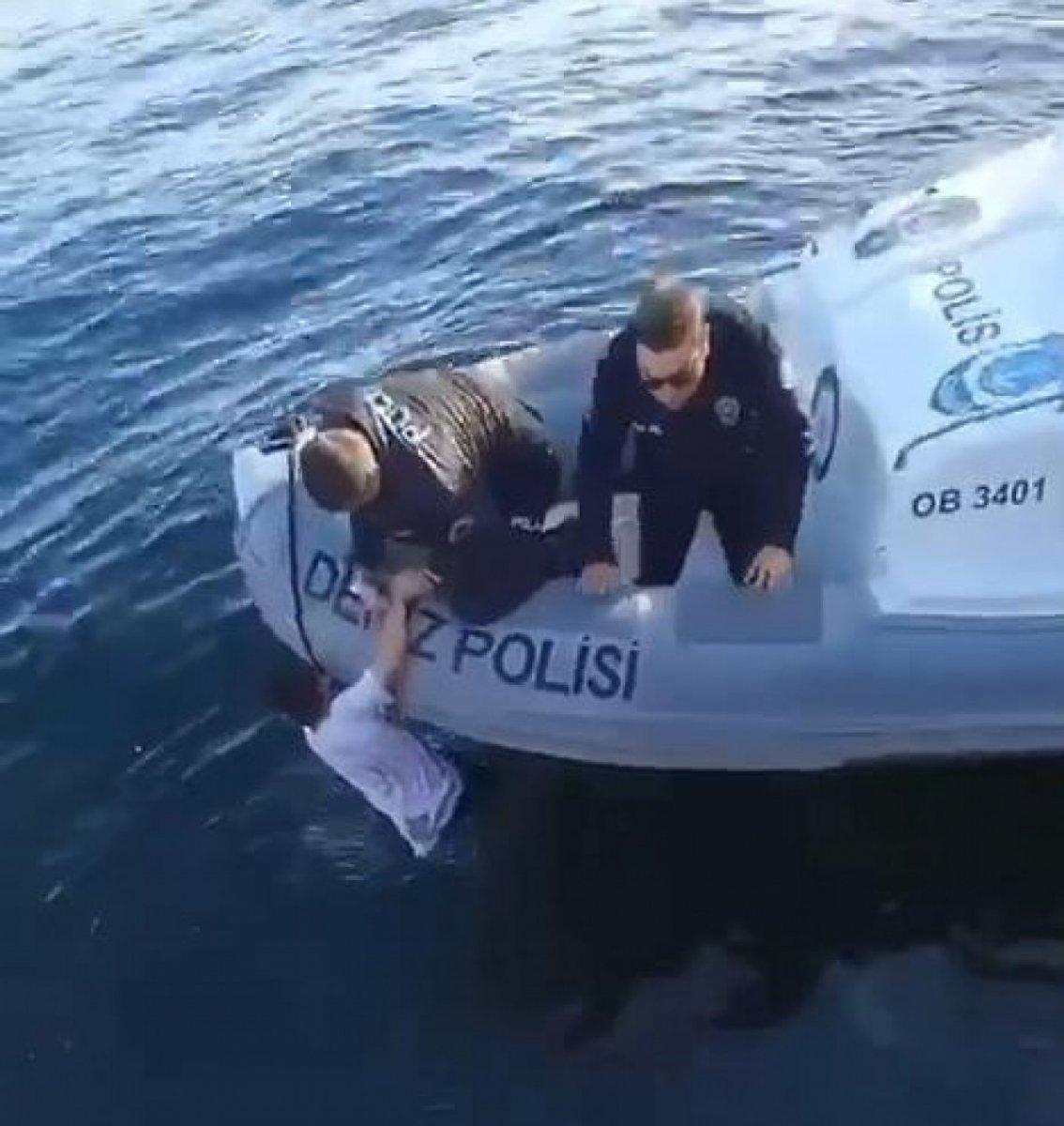 Haliç'te 16 yaşındaki genç denize düştü