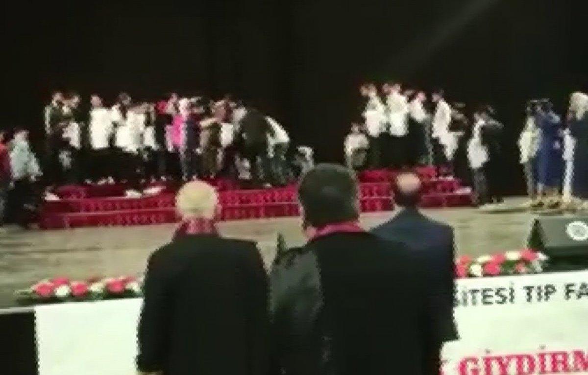 Erzurum'da törende platform çöktü, öğrenciler panik yaşadı