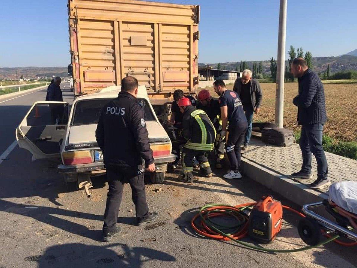 Denizli'de otomobil tırın altına girdi: 2 ölü