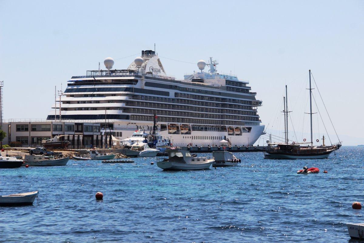 Bodrum'da dev gemiden 260 turist inince esnaf şaşkına döndü