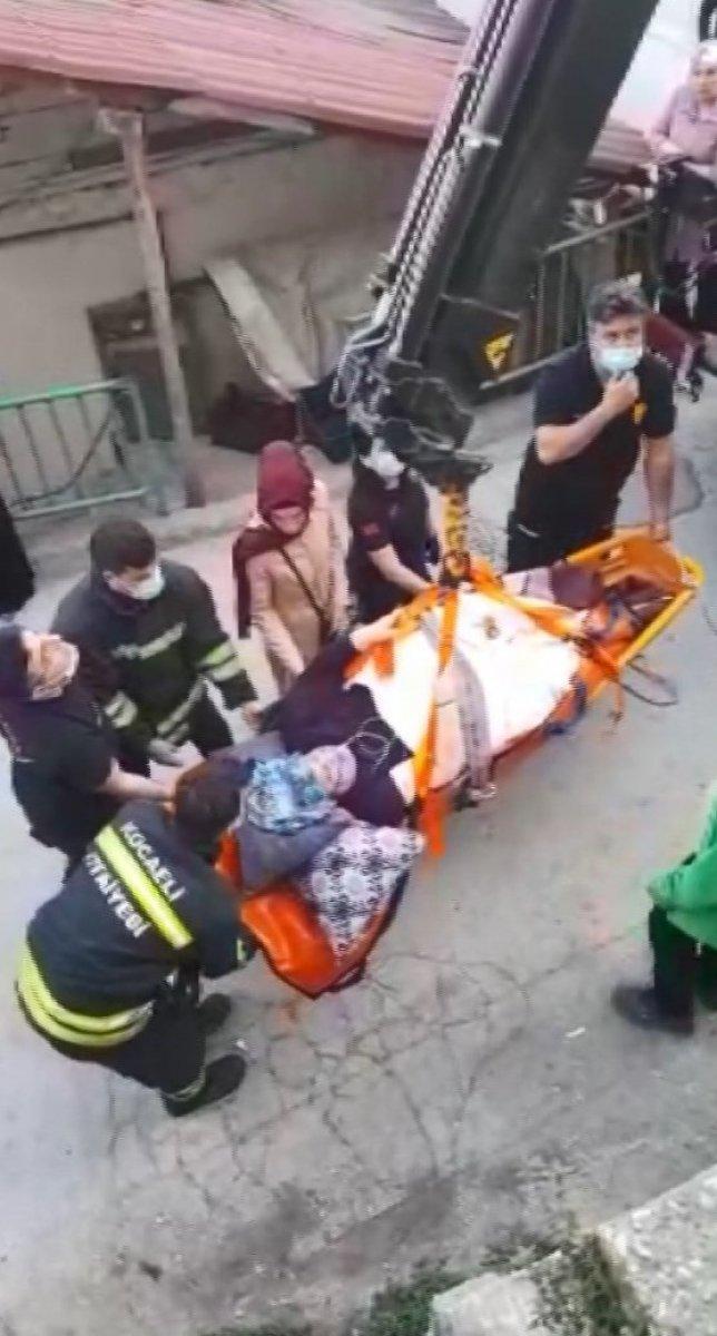 Kocaeli'de hastaneye vinçle götürülen kadın yardım bekliyor