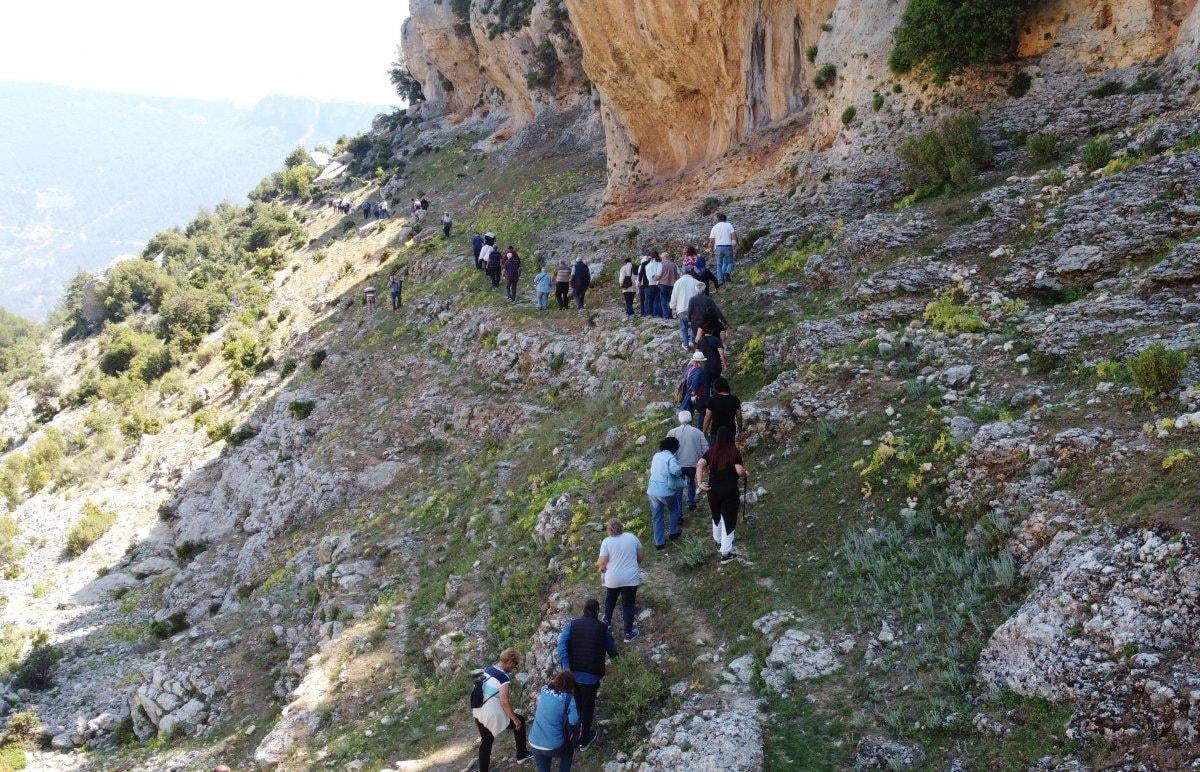 Mersin'de keçisi düşen çoban, tarihi resimleri keşfetti